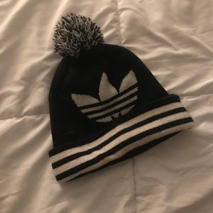 Adidas pom pom beanie